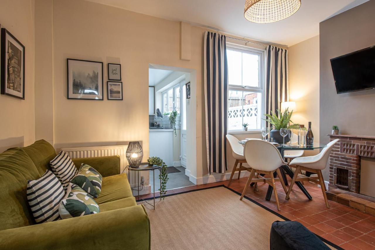 3 Bedroom Home Sleeps 5 Close To Chester City Centre Welcomes Couples, Small Groups, Families And Contractors Esterno foto