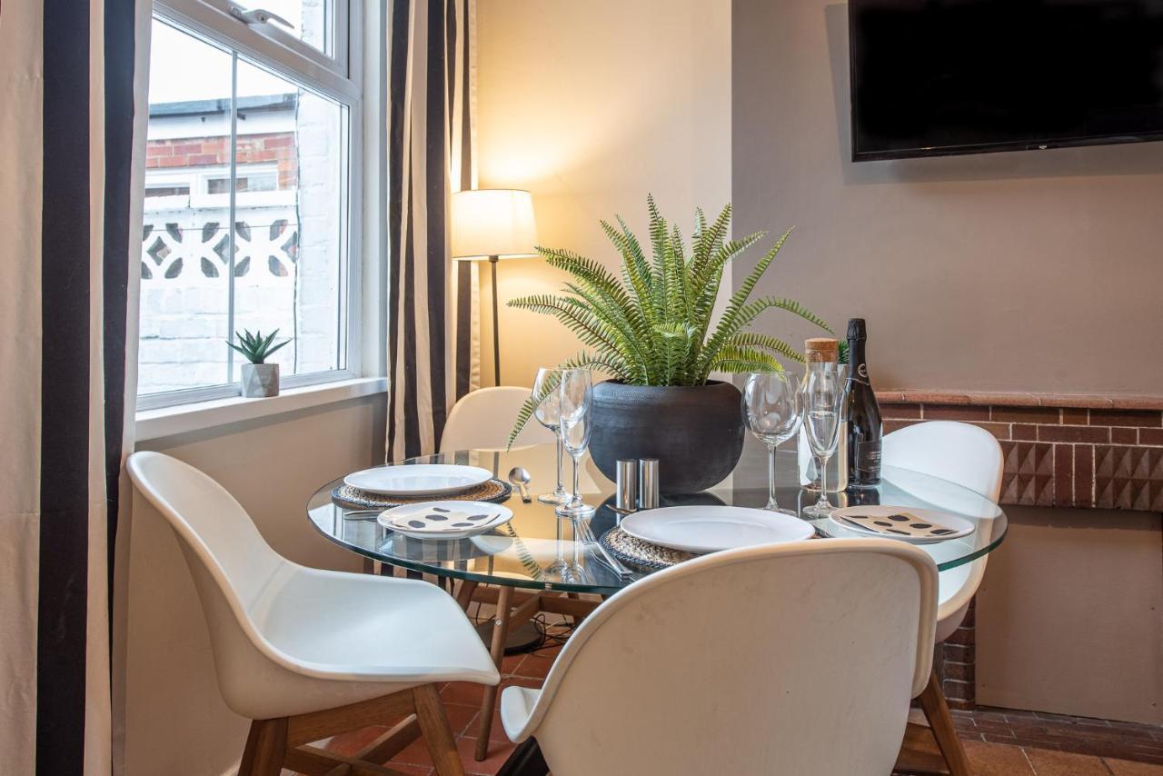 3 Bedroom Home Sleeps 5 Close To Chester City Centre Welcomes Couples, Small Groups, Families And Contractors Esterno foto
