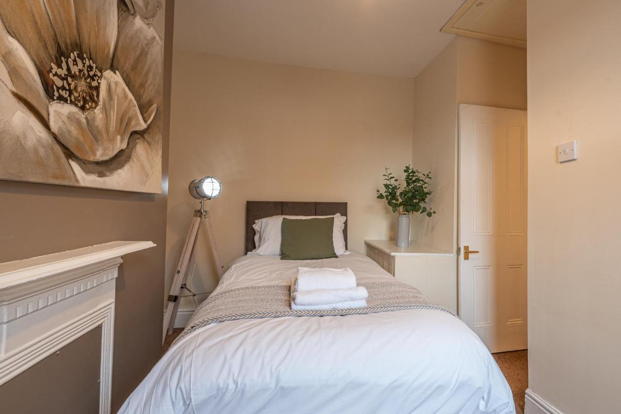 3 Bedroom Home Sleeps 5 Close To Chester City Centre Welcomes Couples, Small Groups, Families And Contractors Esterno foto