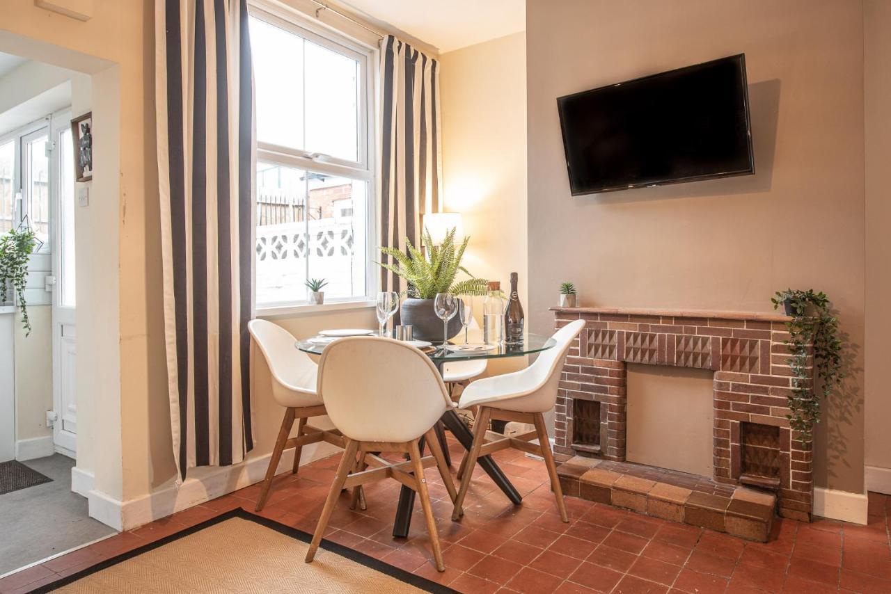 3 Bedroom Home Sleeps 5 Close To Chester City Centre Welcomes Couples, Small Groups, Families And Contractors Esterno foto