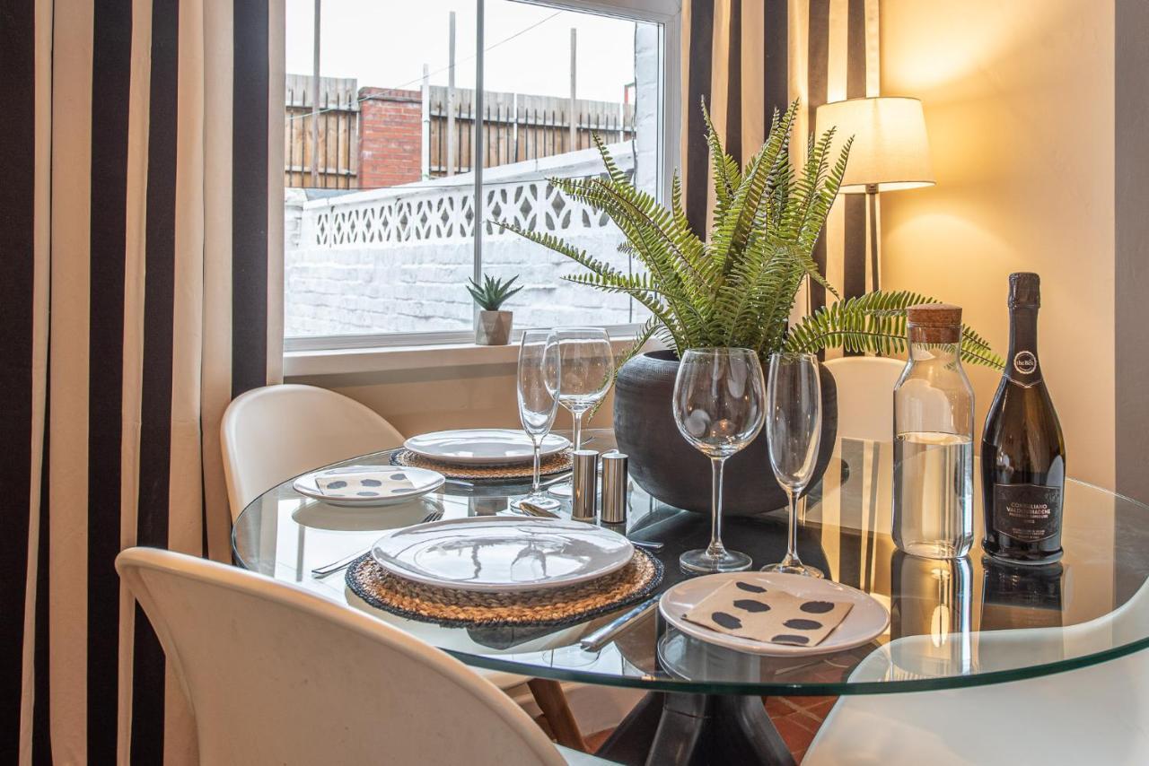 3 Bedroom Home Sleeps 5 Close To Chester City Centre Welcomes Couples, Small Groups, Families And Contractors Esterno foto