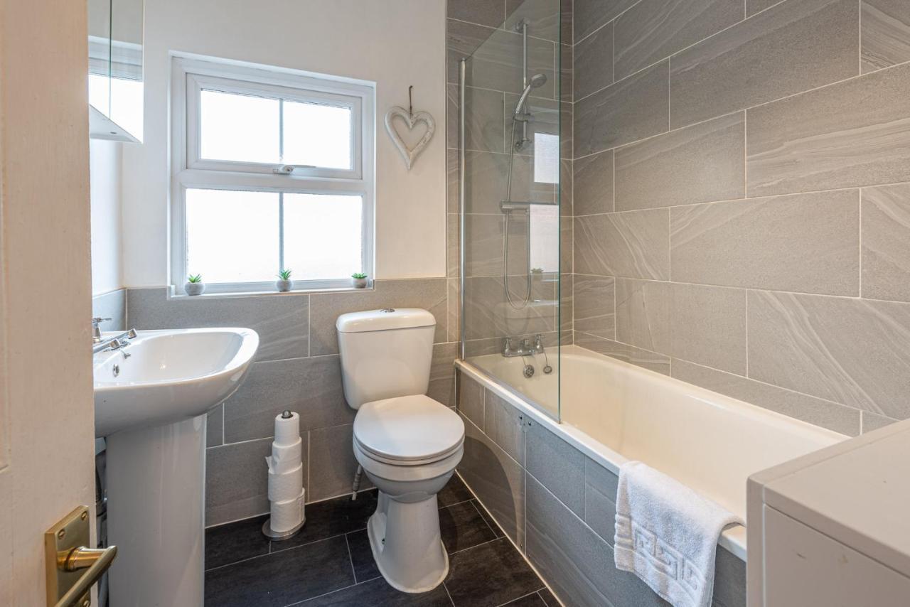 3 Bedroom Home Sleeps 5 Close To Chester City Centre Welcomes Couples, Small Groups, Families And Contractors Esterno foto