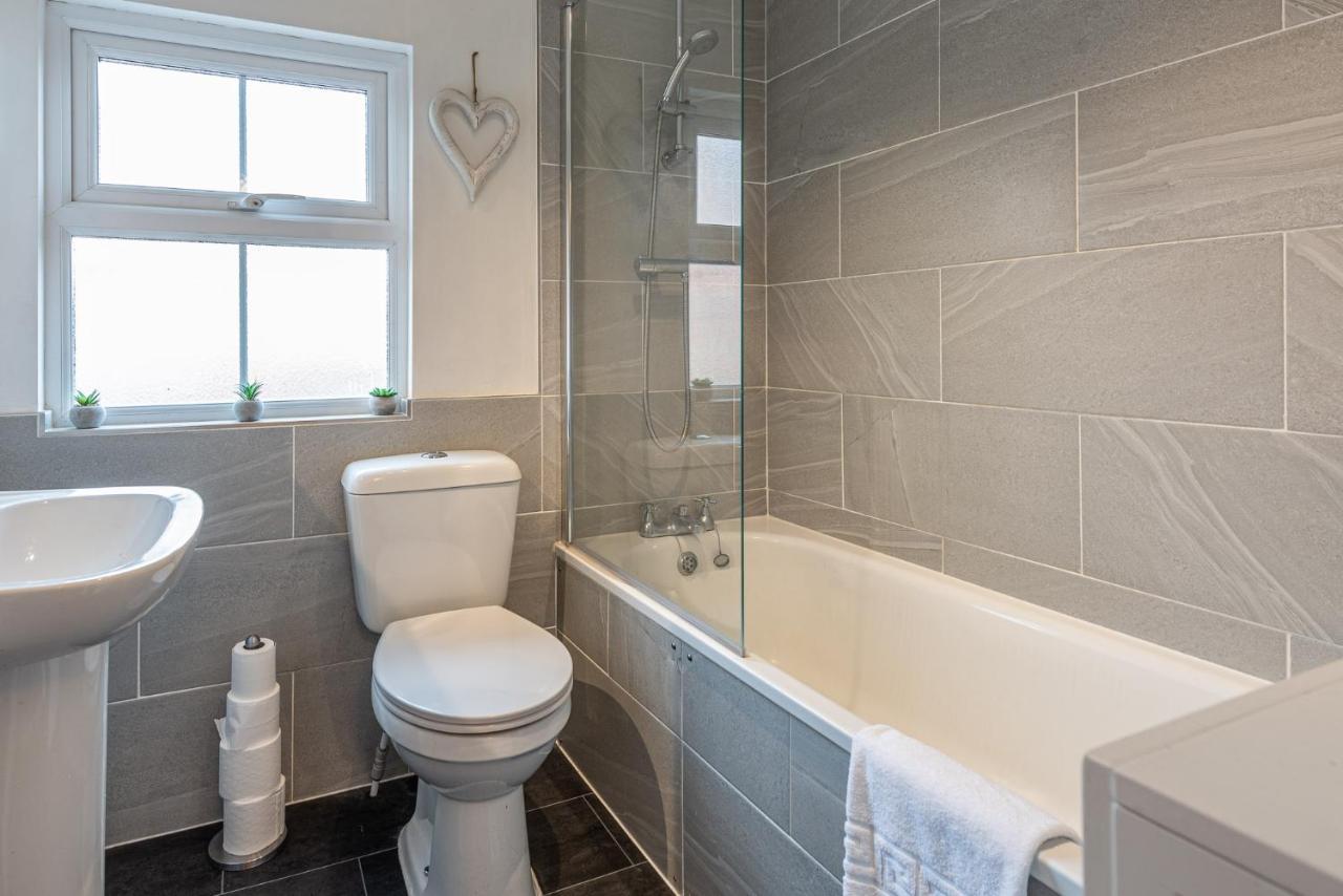 3 Bedroom Home Sleeps 5 Close To Chester City Centre Welcomes Couples, Small Groups, Families And Contractors Esterno foto